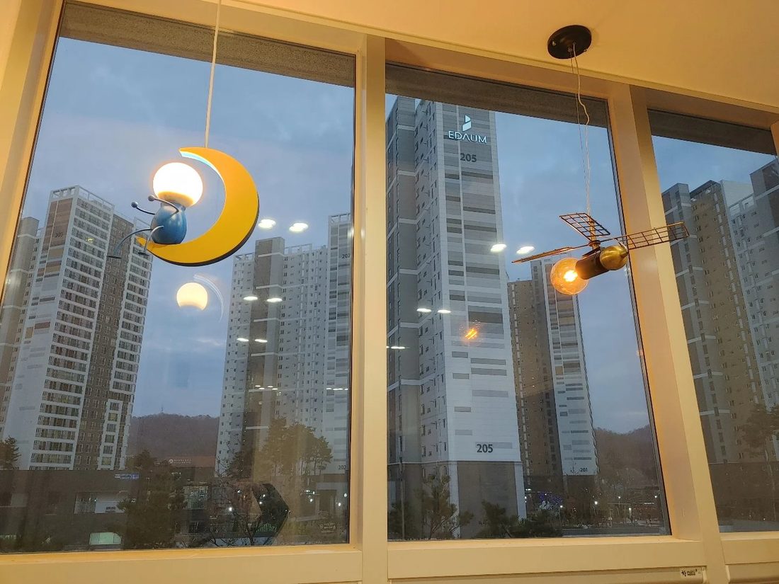 학원 창밖으로 보이는 둔곡 풍경